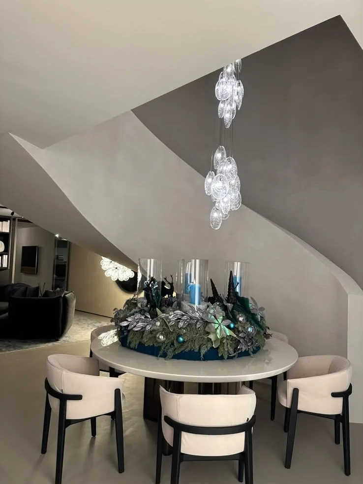 Essbereich unter der fertig gespachtelten Treppe mit Glasleuchte.