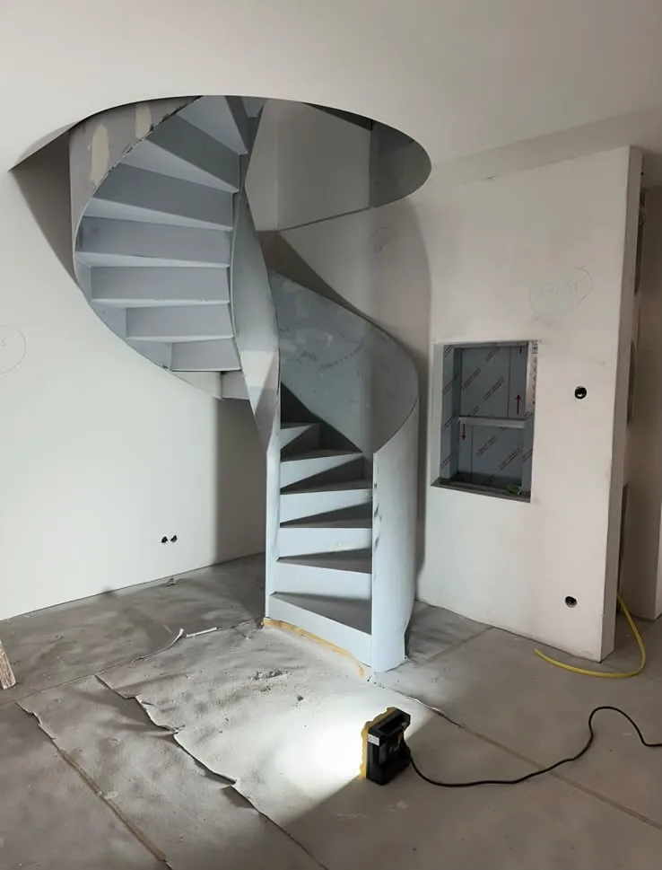 Wendeltreppe im Rohbau, Wände und Treppenwange sind gespachtelt.